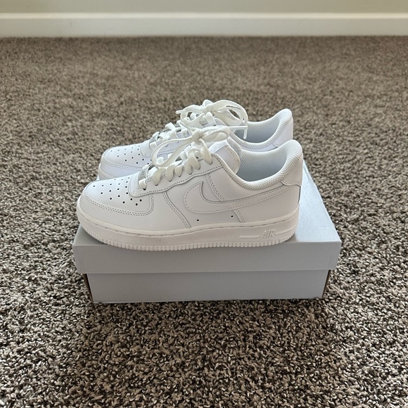 Nike Air Force 1 ‘07 in white, size 6 women’s - Picture 4 of 8